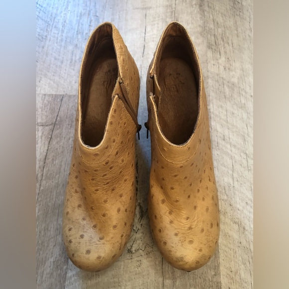 UGG Genuine Ostrich Leather Nude Wedge Heel Bootie Size 7 - Picture 2 of 8
